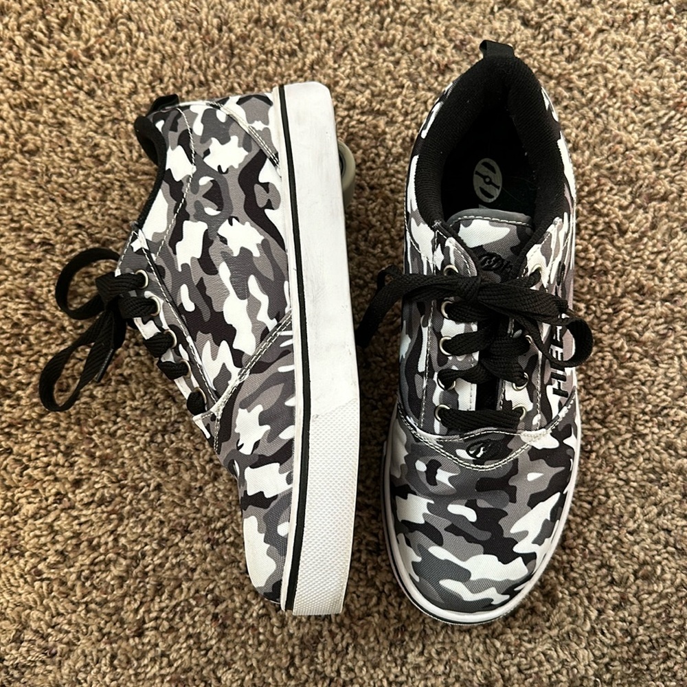 Camo heelys youth 6 used barely